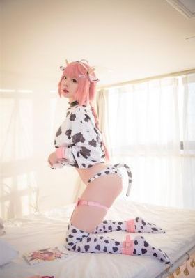 隐于书后